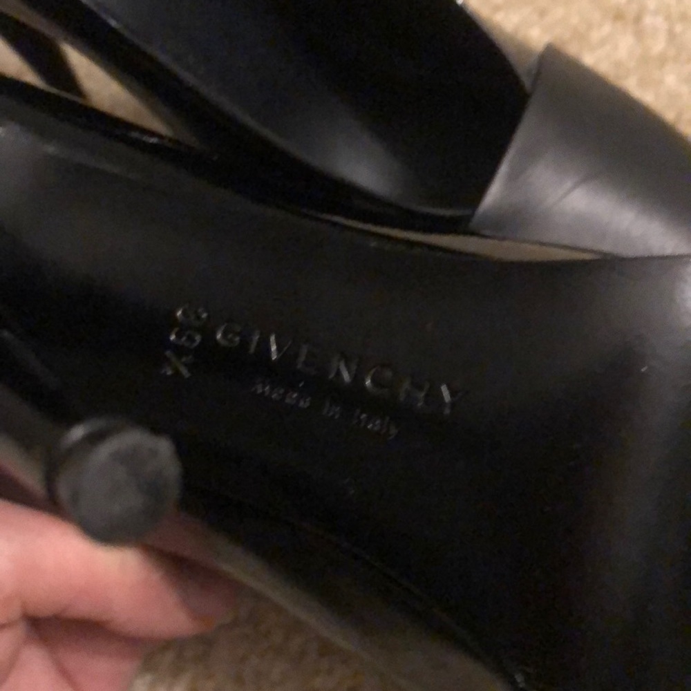 Givenchy - Picture 3 of 4